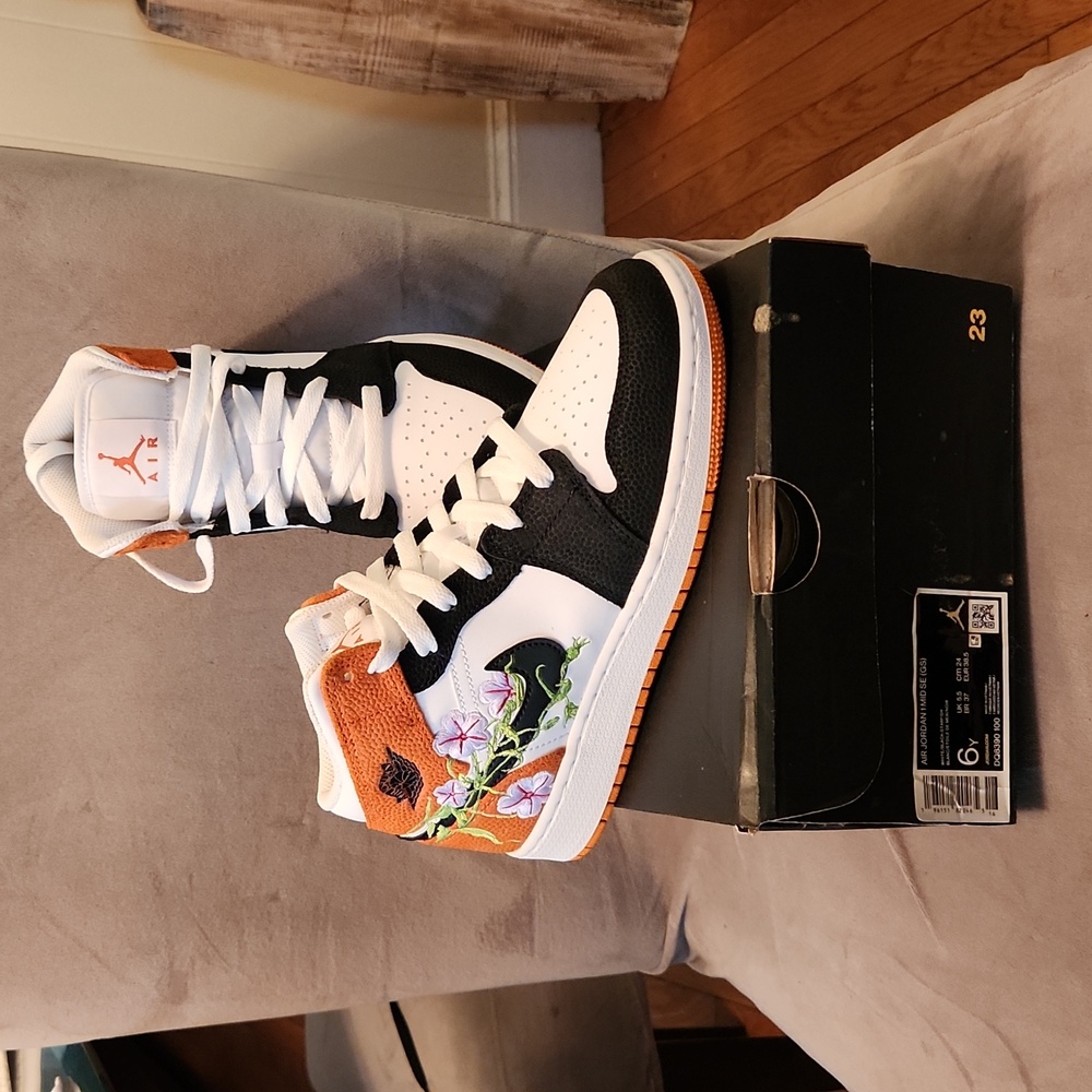 Brand New - 6Y Jordan Mid SE